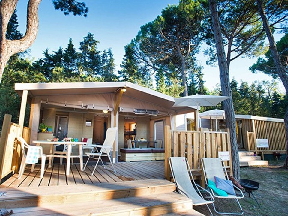 Camping Pas Cher vous présente avec son site Officiel campingpascher.fr, le Établissement Laguna Village, situé sur la commune de Caorle dans le département Venise (Vénétie) en Italie. L'établissement Laguna Village vous propose un hébergement de type tente toile et bois de 28 m². L'établissement vous propose 8 autres types d'hébergements. Découvrez tous nos séjours à petits prix dans la commune et aux alentours de Caorle du département : Venise (Vénétie).... En savoir plus : cliquez-ICI.