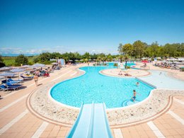 Camping Pas Cher vous présente avec son site Officiel campingpascher.fr, le Établissement Laguna Village, situé sur la commune de Caorle dans le département Venise (Vénétie) en Italie. L'établissement Laguna Village vous propose un hébergement de type mobil-home de 29 m². L'établissement vous propose 8 autres types d'hébergements. Découvrez tous nos séjours à petits prix dans la commune et aux alentours de Caorle du département : Venise (Vénétie).... En savoir plus : cliquez-ICI.