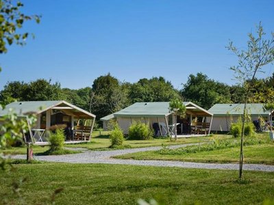 Cliquez pour découvrir toutes les photos de l'HÉBERGEMENT ! tente en toile et bois - Domaine De Kervallon photo 2