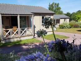 Camping Pas Cher vous présente avec son site Officiel campingpascher.fr, le Camping Domaine De Kervallon classé 4 étoiles, situé sur la commune de Caro dans le département Morbihan (Bretagne) en France. Le camping Domaine De Kervallon, vous présente un hébergement de type chalet de 33 m² et télévision. Le camping Domaine De Kervallon vous propose du lundi 25 mai au lundi 01 juin 2026, en promotion à -15% pour 7 nuits à 341,70 € au lieu de 402,0 € soit une Économie de 60,30 €. Cette location propose 57 dates différentes pour réserver votre séjour. Découvrez également les 16 autres gammes d'hébergements du camping. Les Avis clients pour le Camping Domaine De Kervallon sont excellents avec une note moyenne de 8 sur 10. Piscine couverte, Piscine extérieure, Animations familiales, Club enfants, Aire de jeux enfants, Canoë-kayak, Centre équestre, Cyclisme, Ping-pong, Pétanque, Randonnée, Salle de jeux vidéo, Trampoline, Bar, Dépôt de pain, Snack/Bar, Épicerie,... En savoir plus : cliquez-ICI.