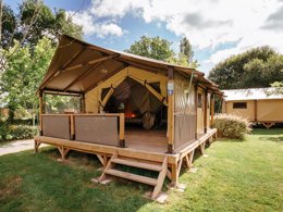 Camping Pas Cher vous présente avec son site Officiel campingpascher.fr, le Camping Domaine De Kervallon classé 4 étoiles, situé sur la commune de Caro dans le département Morbihan (Bretagne) en France. Le camping Domaine De Kervallon, vous présente un hébergement de type tente en toile et bois de 20 m² pour 5 personnes. Le camping Domaine De Kervallon vous propose du lundi 25 mai au lundi 01 juin 2026, en promotion à -15% pour 7 nuits à 248,20 € au lieu de 292,0 € soit une Économie de 43,80 €. Cette location propose 28 dates différentes pour réserver votre séjour. Découvrez également les 16 autres gammes d'hébergements du camping. Les Avis clients pour le Camping Domaine De Kervallon sont excellents avec une note moyenne de 8 sur 10. Piscine couverte, Piscine extérieure, Animations familiales, Club enfants, Aire de jeux enfants, Canoë-kayak, Centre équestre, Cyclisme, Ping-pong, Pétanque, Randonnée, Salle de jeux vidéo, Trampoline, Bar, Dépôt de pain, Snack/Bar, Épicerie,... En savoir plus : cliquez-ICI.