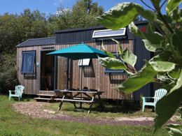Camping Pas Cher vous présente avec son site Officiel campingpascher.fr, le Camping Domaine De Kervallon classé 4 étoiles, situé sur la commune de Caro dans le département Morbihan (Bretagne) en France. Le camping Domaine De Kervallon, vous présente un hébergement de type mini-maison de 20 m² pour 4 personnes et télévision. Le camping Domaine De Kervallon vous propose du sam. 06 juin au sam. 13 juin 2026, en promotion à -14% pour 7 nuits à 295,80 € au lieu de 348,0 € soit une Économie de 52,20 €. Cette location propose 58 dates différentes pour réserver votre séjour. Découvrez également les 16 autres gammes d'hébergements du camping. Les Avis clients pour le Camping Domaine De Kervallon sont excellents avec une note moyenne de 8 sur 10. Piscine couverte, Piscine extérieure, Animations familiales, Club enfants, Aire de jeux enfants, Canoë-kayak, Centre équestre, Cyclisme, Ping-pong, Pétanque, Randonnée, Salle de jeux vidéo, Trampoline, Bar, Dépôt de pain, Snack/Bar, Épicerie,... En savoir plus : cliquez-ICI.