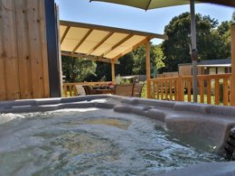 Camping Pas Cher vous présente avec son site Officiel campingpascher.fr, le Camping Domaine De Kervallon classé 4 étoiles, situé sur la commune de Caro dans le département Morbihan (Bretagne) en France. Le camping Domaine De Kervallon, vous présente un hébergement de type mobil-home de 40 m² pour 6 personnes avec climatisation et télévision. Le camping Domaine De Kervallon vous propose du mercredi 03 juin au mercredi 10 juin 2026, en promotion à -10% pour 7 nuits à 685,80 € au lieu de 762,0 € soit une Économie de 76,20 €. Cette location propose 59 dates différentes pour réserver votre séjour. Découvrez également les 16 autres gammes d'hébergements du camping. Les Avis clients pour le Camping Domaine De Kervallon sont excellents avec une note moyenne de 8 sur 10. Piscine couverte, Piscine extérieure, Animations familiales, Club enfants, Aire de jeux enfants, Canoë-kayak, Centre équestre, Cyclisme, Ping-pong, Pétanque, Randonnée, Salle de jeux vidéo, Trampoline, Bar, Dépôt de pain, Snack/Bar, Épicerie,... En savoir plus : cliquez-ICI.