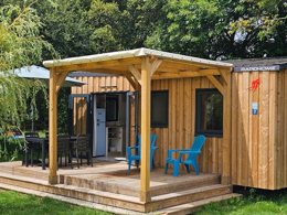 Camping Pas Cher vous présente avec son site Officiel campingpascher.fr, le Camping Domaine De Kervallon classé 4 étoiles, situé sur la commune de Caro dans le département Morbihan (Bretagne) en France. Le camping Domaine De Kervallon, vous présente un hébergement de type mobil-home de 24 m² pour 4 personnes et télévision. Le camping Domaine De Kervallon vous propose du jeudi 11 juin au jeudi 18 juin 2026, en promotion à -20% pour 7 nuits à 283,20 € au lieu de 354,0 € soit une Économie de 70,80 €. Cette location propose 142 dates différentes pour réserver votre séjour. Découvrez également les 16 autres gammes d'hébergements du camping. Les Avis clients pour le Camping Domaine De Kervallon sont excellents avec une note moyenne de 8 sur 10. Piscine couverte, Piscine extérieure, Animations familiales, Club enfants, Aire de jeux enfants, Canoë-kayak, Centre équestre, Cyclisme, Ping-pong, Pétanque, Randonnée, Salle de jeux vidéo, Trampoline, Bar, Dépôt de pain, Snack/Bar, Épicerie,... En savoir plus : cliquez-ICI.