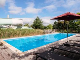 Camping Pas Cher vous présente avec son site Officiel campingpascher.fr, le Camping Domaine De Kervallon classé 4 étoiles, situé sur la commune de Caro dans le département Morbihan (Bretagne) en France. Le camping Domaine De Kervallon, vous présente un hébergement de type maison de campagne de 57 m² pour 8 personnes et télévision. Le camping Domaine De Kervallon vous propose du dimanche 13 septembre au dimanche 20 septembre 2026, en promotion à -14% pour 7 nuits à 474,30 € au lieu de 558,0 € soit une Économie de 83,70 €. Cette location propose 23 dates différentes pour réserver votre séjour. Découvrez également les 16 autres gammes d'hébergements du camping. Les Avis clients pour le Camping Domaine De Kervallon sont excellents avec une note moyenne de 8 sur 10. Piscine couverte, Piscine extérieure, Animations familiales, Club enfants, Aire de jeux enfants, Canoë-kayak, Centre équestre, Cyclisme, Ping-pong, Pétanque, Randonnée, Salle de jeux vidéo, Trampoline, Bar, Dépôt de pain, Snack/Bar, Épicerie,... En savoir plus : cliquez-ICI.