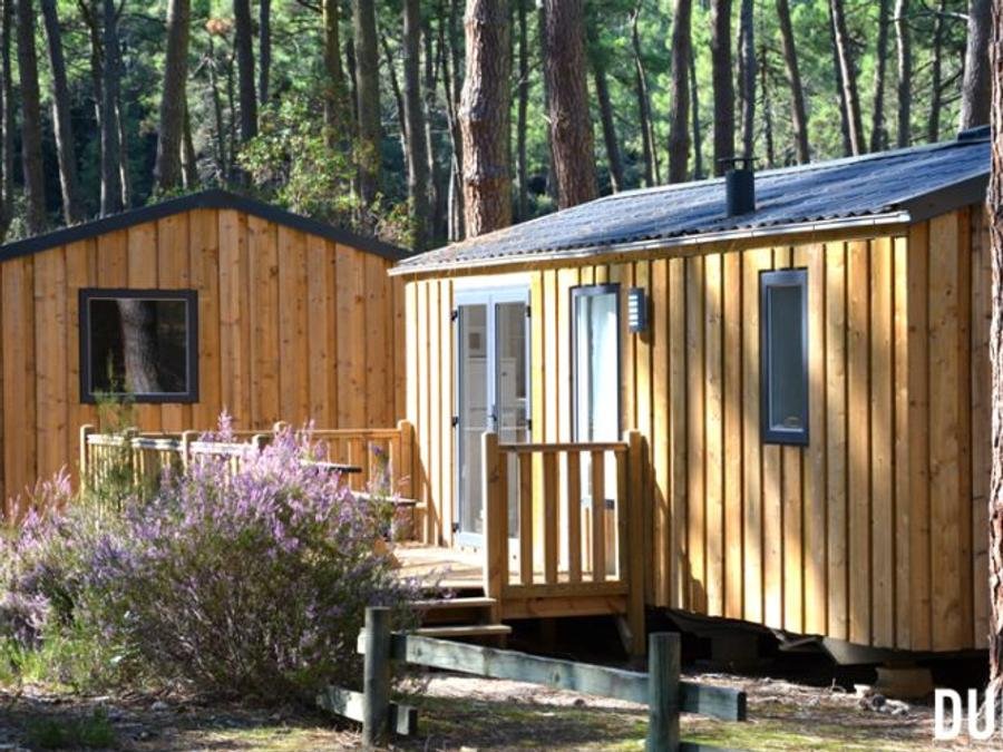Camping Pas Cher vous présente avec son site Officiel campingpascher.fr, le Camping De La Dune Bleue classé 3 étoiles, situé sur la commune de Carcans dans le département Gironde (Aquitaine) en France. Le camping De La Dune Bleue vous propose un hébergement de type mobil-home de 30 m² pour 6 personnes. L'établissement vous propose 10 autres types d'hébergements. Découvrez tous nos séjours à petits prix dans la commune et aux alentours de Carcans du département : Gironde (Aquitaine). Les Avis clients pour le Camping De La Dune Bleue sont excellents avec une note moyenne de 9 sur 10. LacMer, Piscine chauffée, Piscine extérieure, Animations familiales, Club enfants, Aire de jeux enfants, Canoë-kayak, Court de tennis, Escalade, Paddle, Ping-pong, Planche à voile, Pédalo, Pétanque, Ski nautique, Sports nautiques, Surf, Terrain de basketball, Terrain de beach-volley, Tir à l’arc, Voile, Dépôt de pain, Food truck, Snack/Bar,... En savoir plus : cliquez-ICI.