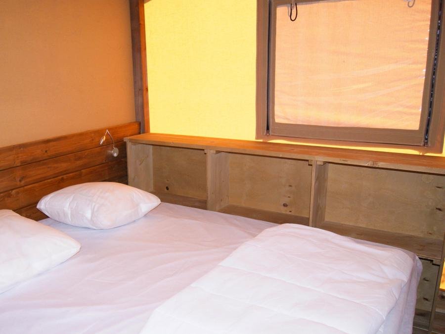 Camping Pas Cher vous présente avec son site Officiel campingpascher.fr, le Camping Le Beau Vezé classé 4 étoiles, situé sur la commune de Carqueiranne dans le département Var (Provence Alpes Côte D'azur) en France. Le camping Le Beau Vezé, vous présente un hébergement de type lodge de 32 m² pour 8 personnes. Le camping Le Beau Vezé vous propose du lundi 14 septembre au lundi 21 septembre 2026 pour 7 nuits à 372€. Cette location propose 23 dates différentes pour réserver votre séjour. Découvrez également les 16 autres gammes d'hébergements du camping. Les Avis clients pour le Camping Le Beau Vezé sont excellents avec une note moyenne de 8 sur 10. Piscine extérieure, Animations familiales, Club enfants, Aire de jeux enfants, Canoë-kayak, Centre équestre, Golf, Ping-pong, Plongée, Pétanque, Terrain de volley-ball, Terrain multisports, Dépôt de pain, Pizzeria, Plats à emporter, Snack/Bar,... En savoir plus : cliquez-ICI.