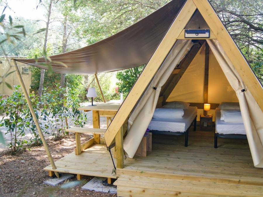 Camping Pas Cher vous présente avec son site Officiel campingpascher.fr, le Camping Le Beau Vezé classé 4 étoiles, situé sur la commune de Carqueiranne dans le département Var (Provence Alpes Côte D'azur) en France. Le camping Le Beau Vezé, vous présente un hébergement de type lodge de 6 m² pour 2 personnes. Le camping Le Beau Vezé vous propose du dimanche 06 septembre au dimanche 13 septembre 2026 pour 7 nuits à 223€. Cette location propose 47 dates différentes pour réserver votre séjour. Découvrez également les 16 autres gammes d'hébergements du camping. Les Avis clients pour le Camping Le Beau Vezé sont excellents avec une note moyenne de 8 sur 10. Piscine extérieure, Animations familiales, Club enfants, Aire de jeux enfants, Canoë-kayak, Centre équestre, Golf, Ping-pong, Plongée, Pétanque, Terrain de volley-ball, Terrain multisports, Dépôt de pain, Pizzeria, Plats à emporter, Snack/Bar,... En savoir plus : cliquez-ICI.