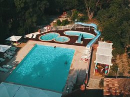 Camping Pas Cher vous présente avec son site Officiel campingpascher.fr, le Camping Le Beau Vezé classé 4 étoiles, situé sur la commune de Carqueiranne dans le département Var (Provence Alpes Côte D'azur) en France. Le camping Le Beau Vezé, vous présente un hébergement de type lodge de 6 m² pour 2 personnes. Le camping Le Beau Vezé vous propose du dimanche 06 septembre au dimanche 13 septembre 2026 pour 7 nuits à 223€. Cette location propose 47 dates différentes pour réserver votre séjour. Découvrez également les 16 autres gammes d'hébergements du camping. Les Avis clients pour le Camping Le Beau Vezé sont excellents avec une note moyenne de 8 sur 10. Piscine extérieure, Animations familiales, Club enfants, Aire de jeux enfants, Canoë-kayak, Centre équestre, Golf, Ping-pong, Plongée, Pétanque, Terrain de volley-ball, Terrain multisports, Dépôt de pain, Pizzeria, Plats à emporter, Snack/Bar,... En savoir plus : cliquez-ICI.