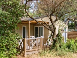 Camping Pas Cher vous présente avec son site Officiel campingpascher.fr, le Camping Le Beau Vezé classé 4 étoiles, situé sur la commune de Carqueiranne dans le département Var (Provence Alpes Côte D'azur) en France. Le camping Le Beau Vezé, vous présente un hébergement de type chalet de 32 m² pour 2 personnes avec climatisation. Le camping Le Beau Vezé vous propose du vendredi 15 mai au vendredi 22 mai 2026 pour 7 nuits à 585€. Cette location propose 103 dates différentes pour réserver votre séjour. Découvrez également les 16 autres gammes d'hébergements du camping. Les Avis clients pour le Camping Le Beau Vezé sont excellents avec une note moyenne de 8 sur 10. Piscine extérieure, Animations familiales, Club enfants, Aire de jeux enfants, Canoë-kayak, Centre équestre, Golf, Ping-pong, Plongée, Pétanque, Terrain de volley-ball, Terrain multisports, Dépôt de pain, Pizzeria, Plats à emporter, Snack/Bar,... En savoir plus : cliquez-ICI.