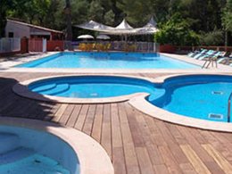 Camping Pas Cher vous présente avec son site Officiel campingpascher.fr, le Camping Le Beau Vezé classé 4 étoiles, situé sur la commune de Carqueiranne dans le département Var (Provence Alpes Côte D'azur) en France. Le camping Le Beau Vezé, vous présente un hébergement de type lodge de 6 m² pour 2 personnes. Le camping Le Beau Vezé vous propose du vendredi 29 mai au vendredi 05 juin 2026 pour 7 nuits à 223€. Cette location propose 115 dates différentes pour réserver votre séjour. Découvrez également les 16 autres gammes d'hébergements du camping. Les Avis clients pour le Camping Le Beau Vezé sont excellents avec une note moyenne de 8 sur 10. Piscine extérieure, Animations familiales, Club enfants, Aire de jeux enfants, Canoë-kayak, Centre équestre, Golf, Ping-pong, Plongée, Pétanque, Terrain de volley-ball, Terrain multisports, Dépôt de pain, Pizzeria, Plats à emporter, Snack/Bar,... En savoir plus : cliquez-ICI.