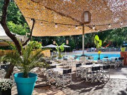 Camping Pas Cher vous présente avec son site Officiel campingpascher.fr, le Camping Le Beau Vezé classé 4 étoiles, situé sur la commune de Carqueiranne dans le département Var (Provence Alpes Côte D'azur) en France. Le camping Le Beau Vezé, vous présente un hébergement de type lodge de 21 m² pour 5 personnes. Le camping Le Beau Vezé vous propose du vendredi 29 mai au vendredi 05 juin 2026 pour 7 nuits à 283€. Cette location propose 73 dates différentes pour réserver votre séjour. Découvrez également les 16 autres gammes d'hébergements du camping. Les Avis clients pour le Camping Le Beau Vezé sont excellents avec une note moyenne de 8 sur 10. Piscine extérieure, Animations familiales, Club enfants, Aire de jeux enfants, Canoë-kayak, Centre équestre, Golf, Ping-pong, Plongée, Pétanque, Terrain de volley-ball, Terrain multisports, Dépôt de pain, Pizzeria, Plats à emporter, Snack/Bar,... En savoir plus : cliquez-ICI.