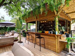 Camping Pas Cher vous présente avec son site Officiel campingpascher.fr, le Camping Le Beau Vezé classé 4 étoiles, situé sur la commune de Carqueiranne dans le département Var (Provence Alpes Côte D'azur) en France. Le camping Le Beau Vezé, vous présente un hébergement de type chalet de 32 m² pour 2 personnes avec climatisation et télévision. Le camping Le Beau Vezé vous propose du vendredi 15 mai au vendredi 22 mai 2026 pour 7 nuits à 468€. Cette location propose 116 dates différentes pour réserver votre séjour. Découvrez également les 16 autres gammes d'hébergements du camping. Les Avis clients pour le Camping Le Beau Vezé sont excellents avec une note moyenne de 8 sur 10. Piscine extérieure, Animations familiales, Club enfants, Aire de jeux enfants, Canoë-kayak, Centre équestre, Golf, Ping-pong, Plongée, Pétanque, Terrain de volley-ball, Terrain multisports, Dépôt de pain, Pizzeria, Plats à emporter, Snack/Bar,... En savoir plus : cliquez-ICI.