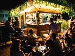 Camping Pas Cher vous présente avec son site Officiel campingpascher.fr, le Camping Le Beau Vezé classé 4 étoiles, situé sur la commune de Carqueiranne dans le département Var (Provence Alpes Côte D'azur) en France. Le camping Le Beau Vezé vous propose un hébergement de type mobil-home de 32 m² avec climatisation (télévision). L'établissement vous propose 16 autres types d'hébergements. Découvrez tous nos séjours à petits prix dans la commune et aux alentours de Carqueiranne du département : Var (Provence Alpes Côte D'azur). Les Avis clients pour le Camping Le Beau Vezé sont excellents avec une note moyenne de 8 sur 10. Piscine extérieure, Animations familiales, Club enfants, Aire de jeux enfants, Canoë-kayak, Centre équestre, Golf, Ping-pong, Plongée, Pétanque, Terrain de volley-ball, Terrain multisports, Dépôt de pain, Pizzeria, Plats à emporter, Snack/Bar,... En savoir plus : cliquez-ICI.