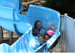 Camping Pas Cher vous présente avec son site Officiel campingpascher.fr, le Camping Le Beau Vezé classé 4 étoiles, situé sur la commune de Carqueiranne dans le département Var (Provence Alpes Côte D'azur) en France. Le camping Le Beau Vezé, vous présente un hébergement de type lodge de 32 m² pour 8 personnes. Le camping Le Beau Vezé vous propose du vendredi 15 mai au vendredi 22 mai 2026 pour 7 nuits à 372€. Cette location propose 110 dates différentes pour réserver votre séjour. Découvrez également les 16 autres gammes d'hébergements du camping. Les Avis clients pour le Camping Le Beau Vezé sont excellents avec une note moyenne de 8 sur 10. Piscine extérieure, Animations familiales, Club enfants, Aire de jeux enfants, Canoë-kayak, Centre équestre, Golf, Ping-pong, Plongée, Pétanque, Terrain de volley-ball, Terrain multisports, Dépôt de pain, Pizzeria, Plats à emporter, Snack/Bar,... En savoir plus : cliquez-ICI.