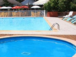 Camping Pas Cher vous présente avec son site Officiel campingpascher.fr, le Camping Le Beau Vezé classé 4 étoiles, situé sur la commune de Carqueiranne dans le département Var (Provence Alpes Côte D'azur) en France. Le camping Le Beau Vezé vous propose un hébergement de type mobil-home de 32 m² avec climatisation (télévision). L'établissement vous propose 16 autres types d'hébergements. Découvrez tous nos séjours à petits prix dans la commune et aux alentours de Carqueiranne du département : Var (Provence Alpes Côte D'azur). Les Avis clients pour le Camping Le Beau Vezé sont excellents avec une note moyenne de 8 sur 10. Piscine extérieure, Animations familiales, Club enfants, Aire de jeux enfants, Canoë-kayak, Centre équestre, Golf, Ping-pong, Plongée, Pétanque, Terrain de volley-ball, Terrain multisports, Dépôt de pain, Pizzeria, Plats à emporter, Snack/Bar,... En savoir plus : cliquez-ICI.