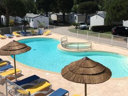 Camping Pas Cher vous présente avec son site Officiel campingpascher.fr, le Camping De Kerabus classé 3 étoiles, situé sur la commune de Carnac dans le département Morbihan (Bretagne) en France. Le camping De Kerabus, vous présente un hébergement de type bungalow toilé de 20 m² pour 1 personne. Le camping De Kerabus vous propose du vendredi 25 septembre au vendredi 02 octobre 2026 pour 7 nuits à 212€. Cette location propose 27 dates différentes pour réserver votre séjour. Découvrez également les 10 autres gammes d'hébergements du camping. Les Avis clients pour le Camping De Kerabus sont excellents avec une note moyenne de 8 sur 10. Piscine chauffée, Piscine extérieure, Aire de jeux enfants, Baby-foot, Ping-pong, Pétanque, Structure gonflable enfants, Dépôt de pain, Food truck, Plats à emporter, Épicerie,... En savoir plus : cliquez-ICI.