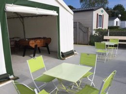 Camping Pas Cher vous présente avec son site Officiel campingpascher.fr, le Camping De Kerabus classé 3 étoiles, situé sur la commune de Carnac dans le département Morbihan (Bretagne) en France. Le camping De Kerabus vous propose un hébergement de type chalet de 4 m² pour 1 personne. L'établissement vous propose 9 autres types d'hébergements. Découvrez tous nos séjours à petits prix dans la commune et aux alentours de Carnac du département : Morbihan (Bretagne). Les Avis clients pour le Camping De Kerabus sont excellents avec une note moyenne de 9 sur 10. Piscine chauffée, Piscine extérieure, Aire de jeux enfants, Baby-foot, Ping-pong, Pétanque, Structure gonflable enfants, Dépôt de pain, Food truck, Plats à emporter, Épicerie,... En savoir plus : cliquez-ICI.