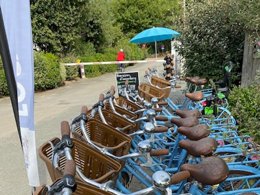 Camping Pas Cher vous présente avec son site Officiel campingpascher.fr, le Camping De Kerabus classé 3 étoiles, situé sur la commune de Carnac dans le département Morbihan (Bretagne) en France. Le camping De Kerabus, vous présente un hébergement de type bungalow toilé de 20 m² pour 1 personne. Le camping De Kerabus vous propose du vendredi 25 septembre au vendredi 02 octobre 2026 pour 7 nuits à 212€. Cette location propose 82 dates différentes pour réserver votre séjour. Découvrez également les 10 autres gammes d'hébergements du camping. Les Avis clients pour le Camping De Kerabus sont excellents avec une note moyenne de 8 sur 10. Piscine chauffée, Piscine extérieure, Aire de jeux enfants, Baby-foot, Ping-pong, Pétanque, Structure gonflable enfants, Dépôt de pain, Food truck, Plats à emporter, Épicerie,... En savoir plus : cliquez-ICI.