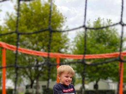 Camping Pas Cher vous présente avec son site Officiel campingpascher.fr, le Camping De Kerabus classé 3 étoiles, situé sur la commune de Carnac dans le département Morbihan (Bretagne) en France. Le camping De Kerabus, vous présente un hébergement de type mobil-home de 28 m² pour 1 personne et télévision. Le camping De Kerabus vous propose du lundi 28 septembre au lundi 05 octobre 2026 pour 7 nuits à 247€. Cette location propose 64 dates différentes pour réserver votre séjour. Découvrez également les 10 autres gammes d'hébergements du camping. Les Avis clients pour le Camping De Kerabus sont excellents avec une note moyenne de 8 sur 10. Piscine chauffée, Piscine extérieure, Aire de jeux enfants, Baby-foot, Ping-pong, Pétanque, Structure gonflable enfants, Dépôt de pain, Food truck, Plats à emporter, Épicerie,... En savoir plus : cliquez-ICI.