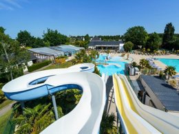 Camping Pas Cher vous présente avec son site Officiel campingpascher.fr, le Camping Sandaya Carnac classé 4 étoiles, situé sur la commune de Carnac dans le département Morbihan (Bretagne) en France. Le camping Sandaya Carnac, vous présente un hébergement de type mobil-home de 27 m². Le camping Sandaya Carnac vous propose du lundi 08 juin au lundi 15 juin 2026, en promotion à -20% pour 7 nuits à 311,20 € au lieu de 389,0 € soit une Économie de 77,80 €. Cette location propose 72 dates différentes pour réserver votre séjour. Découvrez également les 16 autres gammes d'hébergements du camping. Les Avis clients pour le Camping Sandaya Carnac sont excellents avec une note moyenne de 8 sur 10. Piscine couverte, Piscine extérieure, Animations familiales, Club ados, Club enfants, Aire de jeux enfants, Canoë-kayak, Centre équestre, Court de tennis, Golf, Ping-pong, Plongée, Pétanque, Salle de jeux vidéo, Structure gonflable enfants, Surf, Terrain multisports, Bar, Dépôt de pain, Plats à emporter, Snack/Bar, Supermarché, Épicerie,... En savoir plus : cliquez-ICI.