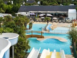 Camping Pas Cher vous présente avec son site Officiel campingpascher.fr, le Camping Sandaya Carnac classé 4 étoiles, situé sur la commune de Carnac dans le département Morbihan (Bretagne) en France. Le camping Sandaya Carnac, vous présente un hébergement de type mobil-home de 16 m². Le camping Sandaya Carnac vous propose du dimanche 31 mai au dimanche 07 juin 2026, en promotion à -20% pour 7 nuits à 225,60 € au lieu de 282,0 € soit une Économie de 56,40 €. Cette location propose 117 dates différentes pour réserver votre séjour. Découvrez également les 16 autres gammes d'hébergements du camping. Les Avis clients pour le Camping Sandaya Carnac sont excellents avec une note moyenne de 8 sur 10. Piscine couverte, Piscine extérieure, Animations familiales, Club ados, Club enfants, Aire de jeux enfants, Canoë-kayak, Centre équestre, Court de tennis, Golf, Ping-pong, Plongée, Pétanque, Salle de jeux vidéo, Structure gonflable enfants, Surf, Terrain multisports, Bar, Dépôt de pain, Plats à emporter, Snack/Bar, Supermarché, Épicerie,... En savoir plus : cliquez-ICI.