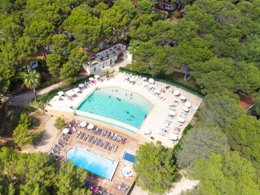 Camping Pas Cher vous présente avec son site Officiel campingpascher.fr, le Camping Résidentiel La Pinède classé 4 étoiles, situé sur la commune de Castelnau De Guers dans le département Hérault (Languedoc Roussillon) en France. Le camping Résidentiel La Pinède, vous présente un hébergement de type mobil-home de 20 m² avec climatisation et télévision. Le camping Résidentiel La Pinède vous propose du lundi 05 janvier au lundi 12 janvier 2026 pour 7 nuits à 258€. Cette location propose 288 dates différentes pour réserver votre séjour. Découvrez également les 17 autres gammes d'hébergements du camping. Les Avis clients pour le Camping Résidentiel La Pinède sont excellents avec une note moyenne de 8 sur 10. Piscine chauffée, Piscine extérieure, Animations familiales, Aire de jeux enfants, Centre équestre, Ping-pong, Pétanque, Terrain de beach-volley, Terrain de football, Dépôt de pain, Plats à emporter, Restaurant,... En savoir plus : cliquez-ICI.