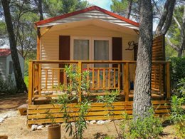 Camping Pas Cher vous présente avec son site Officiel campingpascher.fr, le Camping Résidentiel La Pinède classé 4 étoiles, situé sur la commune de Castelnau De Guers dans le département Hérault (Languedoc Roussillon) en France. Le camping Résidentiel La Pinède, vous présente un hébergement de type mobil-home de 20 m² avec climatisation et télévision. Le camping Résidentiel La Pinède vous propose du lundi 05 janvier au lundi 12 janvier 2026 pour 7 nuits à 258€. Cette location propose 288 dates différentes pour réserver votre séjour. Découvrez également les 17 autres gammes d'hébergements du camping. Les Avis clients pour le Camping Résidentiel La Pinède sont excellents avec une note moyenne de 8 sur 10. Piscine chauffée, Piscine extérieure, Animations familiales, Aire de jeux enfants, Centre équestre, Ping-pong, Pétanque, Terrain de beach-volley, Terrain de football, Dépôt de pain, Plats à emporter, Restaurant,... En savoir plus : cliquez-ICI.