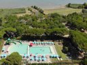 Camping Pas Cher vous présente avec son site Officiel campingpascher.fr, le Camping Badiaccia Village classé 4 étoiles, situé sur la commune de Castiglione Del Lago dans le département Pérouse (Ombrie) en Italie. Le camping Badiaccia Village vous propose un hébergement de type mobil-home de 24 m² pour 5 personnes avec climatisation. L'établissement vous propose 5 autres types d'hébergements. Découvrez tous nos séjours à petits prix dans la commune et aux alentours de Castiglione Del Lago du département : Pérouse (Ombrie). Les Avis clients pour le Camping Badiaccia Village sont excellents avec une note moyenne de 8 sur 10. Piscine extérieure, Animations familiales, Club enfants, Aire de jeux enfants, Canoë-kayak, Court de tennis, Cyclisme, Ping-pong, Planche à voile, Pédalo, Pétanque, Salle de fitness, Terrain de beach-volley, Terrain de football, Terrain de volley-ball, Terrain multisports, Voile, Bar, Plats à emporter, Snack/Bar,... En savoir plus : cliquez-ICI.