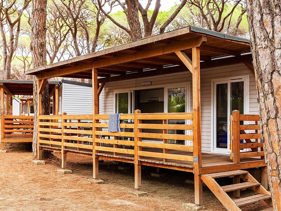 Camping Pas Cher vous présente avec son site Officiel campingpascher.fr, le Camping Gitavillage Le Marze, situé sur la commune de Grosseto dans le département Grosseto (Toscane) en Italie. Le camping Gitavillage Le Marze, vous présente un hébergement de type lodge de 30 m². Le camping Gitavillage Le Marze vous propose du lundi 14 septembre au lundi 21 septembre 2026 pour 7 nuits à 718€. Cette location propose 20 dates différentes pour réserver votre séjour. Découvrez également les 12 autres gammes d'hébergements du camping. Les Avis clients pour le Camping Gitavillage Le Marze sont excellents avec une note moyenne de 8 sur 10. Piscine extérieure, Animations familiales, Club enfants, Aire de jeux enfants, Centre équestre, Court de tennis, Golf, Pétanque, Terrain multisports, Bar, Dépôt de pain, Pizzeria, Restaurant, Snack/Bar, Épicerie,... En savoir plus : cliquez-ICI.