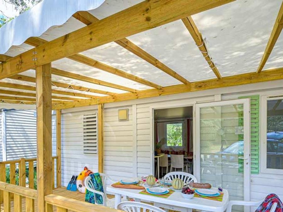 Camping Pas Cher vous présente avec son site Officiel campingpascher.fr, le Camping Flower Le Fondespierre classé 3 étoiles, situé sur la commune de Castries dans le département Hérault (Languedoc Roussillon) en France. Le camping Flower Le Fondespierre, vous présente un hébergement de type mobil-home de 26 m² avec climatisation et télévision. Le camping Flower Le Fondespierre vous propose du sam. 29 août au sam. 05 septembre 2026 pour 7 nuits à 623€. Cette location propose 90 dates différentes pour réserver votre séjour. Découvrez également les 11 autres gammes d'hébergements du camping. Les Avis clients pour le Camping Flower Le Fondespierre sont excellents avec une note moyenne de 8 sur 10. MerRivière, Piscine extérieure, Animations familiales, Aire de jeux enfants, Baby-foot, Canoë-kayak, Ping-pong, Pétanque, Randonnée, Structure gonflable enfants, Trampoline, Bar, Dépôt de pain, Plats à emporter, Snack/Bar, Épicerie,... En savoir plus : cliquez-ICI.