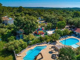 Camping Pas Cher vous présente avec son site Officiel campingpascher.fr, le Camping Flower Le Fondespierre classé 3 étoiles, situé sur la commune de Castries dans le département Hérault (Languedoc Roussillon) en France. Le camping Flower Le Fondespierre, vous présente un hébergement de type mobil-home de 26 m² avec climatisation et télévision. Le camping Flower Le Fondespierre vous propose du sam. 29 août au sam. 05 septembre 2026 pour 7 nuits à 623€. Cette location propose 90 dates différentes pour réserver votre séjour. Découvrez également les 11 autres gammes d'hébergements du camping. Les Avis clients pour le Camping Flower Le Fondespierre sont excellents avec une note moyenne de 8 sur 10. MerRivière, Piscine extérieure, Animations familiales, Aire de jeux enfants, Baby-foot, Canoë-kayak, Ping-pong, Pétanque, Randonnée, Structure gonflable enfants, Trampoline, Bar, Dépôt de pain, Plats à emporter, Snack/Bar, Épicerie,... En savoir plus : cliquez-ICI.