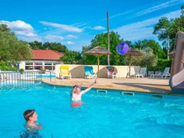 Camping Pas Cher vous présente avec son site Officiel campingpascher.fr, le Camping Flower Le Fondespierre classé 3 étoiles, situé sur la commune de Castries dans le département Hérault (Languedoc Roussillon) en France. Le camping Flower Le Fondespierre, vous présente un hébergement de type hébergement insolite de 16 m². Le camping Flower Le Fondespierre vous propose du mardi 26 mai au mardi 02 juin 2026 pour 7 nuits à 392€. Cette location propose 75 dates différentes pour réserver votre séjour. Découvrez également les 11 autres gammes d'hébergements du camping. Les Avis clients pour le Camping Flower Le Fondespierre sont excellents avec une note moyenne de 8 sur 10. MerRivière, Piscine extérieure, Animations familiales, Aire de jeux enfants, Baby-foot, Canoë-kayak, Ping-pong, Pétanque, Randonnée, Structure gonflable enfants, Trampoline, Bar, Dépôt de pain, Plats à emporter, Snack/Bar, Épicerie,... En savoir plus : cliquez-ICI.