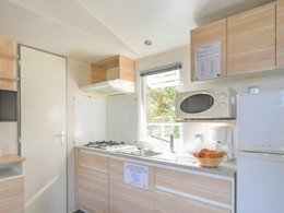 Camping Pas Cher vous présente avec son site Officiel campingpascher.fr, le Camping Flower Le Fondespierre classé 3 étoiles, situé sur la commune de Castries dans le département Hérault (Languedoc Roussillon) en France. Le camping Flower Le Fondespierre, vous présente un hébergement de type mobil-home de 28 m² avec climatisation et télévision. Le camping Flower Le Fondespierre vous propose du sam. 14 mars au sam. 21 mars 2026 pour 7 nuits à 679€. Cette location propose 179 dates différentes pour réserver votre séjour. Découvrez également les 11 autres gammes d'hébergements du camping. Les Avis clients pour le Camping Flower Le Fondespierre sont excellents avec une note moyenne de 8 sur 10. MerRivière, Piscine extérieure, Animations familiales, Aire de jeux enfants, Baby-foot, Canoë-kayak, Ping-pong, Pétanque, Randonnée, Structure gonflable enfants, Trampoline, Bar, Dépôt de pain, Plats à emporter, Snack/Bar, Épicerie,... En savoir plus : cliquez-ICI.