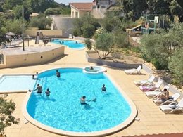 Camping Pas Cher vous présente avec son site Officiel campingpascher.fr, le Camping Flower Le Fondespierre classé 3 étoiles, situé sur la commune de Castries dans le département Hérault (Languedoc Roussillon) en France. Le camping Flower Le Fondespierre, vous présente un hébergement de type tente en toile et bois de 32 m² pour 5 personnes. Le camping Flower Le Fondespierre vous propose du mardi 26 mai au mardi 02 juin 2026 pour 7 nuits à 469€. Cette location propose 72 dates différentes pour réserver votre séjour. Découvrez également les 11 autres gammes d'hébergements du camping. Les Avis clients pour le Camping Flower Le Fondespierre sont excellents avec une note moyenne de 8 sur 10. MerRivière, Piscine extérieure, Animations familiales, Aire de jeux enfants, Baby-foot, Canoë-kayak, Ping-pong, Pétanque, Randonnée, Structure gonflable enfants, Trampoline, Bar, Dépôt de pain, Plats à emporter, Snack/Bar, Épicerie,... En savoir plus : cliquez-ICI.