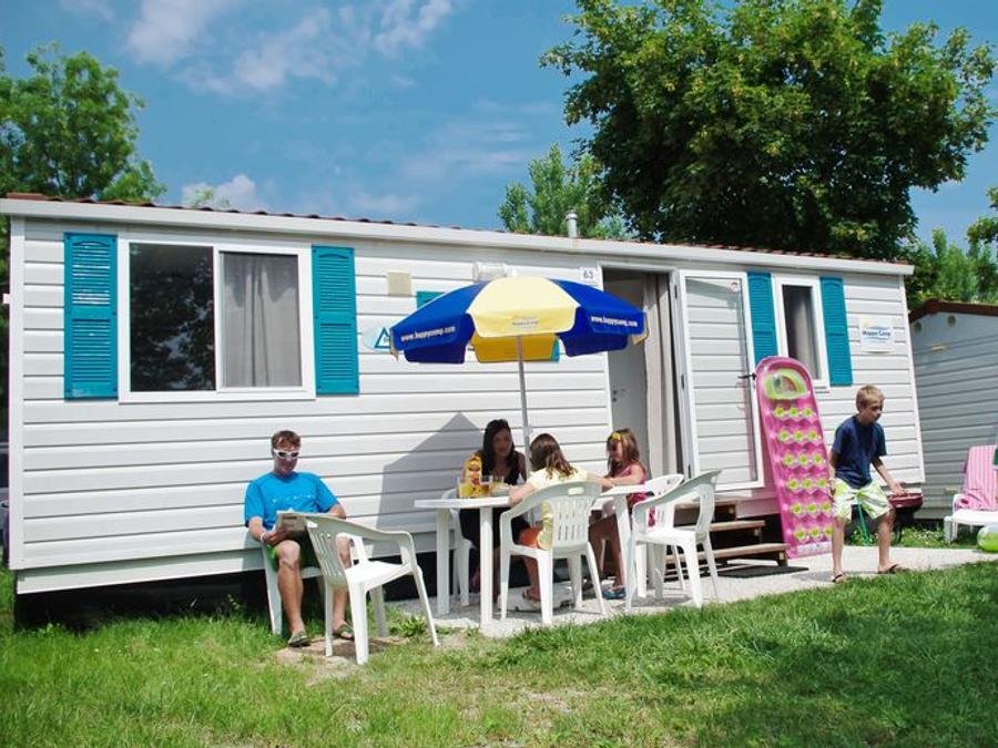 Camping Pas Cher vous présente avec son site Officiel campingpascher.fr, le Camping Terme Catez classé 5 étoiles, situé sur la commune de Catez Ob Savi dans le département Slovenie (Slovenie) en Slovenie. Le camping Terme Catez, vous présente un hébergement de type mobil-home de 24 m² pour 2 personnes avec climatisation. Le camping Terme Catez vous propose du sam. 01 août au sam. 08 août 2026 pour 7 nuits à 1295€. Cette location propose 1 dates différentes pour réserver votre séjour. Découvrez également les 4 autres gammes d'hébergements du camping. Parc aquatique, Piscine couverte, Piscine extérieure, Animations familiales, Club enfants, Aire de jeux enfants, Court de tennis, Golf, Ping-pong, Piscine, Terrain multisports, Trampoline, Voile, Bar, Dépôt de pain, Pizzeria, Plats à emporter, Snack/Bar, Épicerie,... En savoir plus : cliquez-ICI.