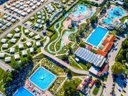 Camping Pas Cher vous présente avec son site Officiel campingpascher.fr, le Camping Terme Catez classé 5 étoiles, situé sur la commune de Catez Ob Savi dans le département Slovenie (Slovenie) en Slovenie. Le camping Terme Catez, vous présente un hébergement de type mobil-home de 24 m² pour 2 personnes avec climatisation. Le camping Terme Catez vous propose du sam. 01 août au sam. 08 août 2026 pour 7 nuits à 1295€. Cette location propose 1 dates différentes pour réserver votre séjour. Découvrez également les 4 autres gammes d'hébergements du camping. Parc aquatique, Piscine couverte, Piscine extérieure, Animations familiales, Club enfants, Aire de jeux enfants, Court de tennis, Golf, Ping-pong, Piscine, Terrain multisports, Trampoline, Voile, Bar, Dépôt de pain, Pizzeria, Plats à emporter, Snack/Bar, Épicerie,... En savoir plus : cliquez-ICI.