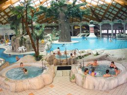 Camping Pas Cher vous présente avec son site Officiel campingpascher.fr, le Camping Terme Catez classé 5 étoiles, situé sur la commune de Catez Ob Savi dans le département Slovenie (Slovenie) en Slovenie. Le camping Terme Catez, vous présente un hébergement de type tente en toile et bois de 35 m² avec climatisation. Le camping Terme Catez vous proposeun séjour PAS CHER avec une REMISEdu sam. 29 août au sam. 05 septembre 2026, en promotion à -30% pour 7 nuits à 490 € au lieu de 700,0 € soit une Économie de 210 €. Cette location propose 84 dates différentes pour réserver votre séjour. Découvrez également les 8 autres gammes d'hébergements du camping. Parc aquatique, Piscine couverte, Piscine extérieure, Animations familiales, Club enfants, Aire de jeux enfants, Court de tennis, Golf, Ping-pong, Piscine, Terrain multisports, Trampoline, Voile, Bar, Dépôt de pain, Pizzeria, Plats à emporter, Snack/Bar, Épicerie,... En savoir plus : cliquez-ICI.