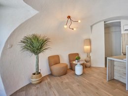Camping Pas Cher vous présente avec son site Officiel campingpascher.fr, le Village vacances Odalys Référence Shangri-La - Les Hauts De Cassis classé 3 étoiles, situé sur la commune de Carnoux dans le département Bouches-du-rhône (Provence Alpes Côte D'azur) en France. Le village vacances Odalys Référence Shangri-La - Les Hauts De Cassis, vous présente un hébergement de type chalet de 35 m² et télévision. Le village vacances Odalys Référence Shangri-La - Les Hauts De Cassis vous proposeun séjour PAS CHER avec une REMISEdu sam. 27 juin au sam. 04 juillet 2026, en promotion à -30% pour 7 nuits à 664,30 € au lieu de 949,0 € soit une Économie de 284,70 €. Cette location propose 40 dates différentes pour réserver votre séjour. Découvrez également les 2 autres gammes d'hébergements du village vacances. Les Avis clients pour le Village vacances Odalys Référence Shangri-La - Les Hauts De Cassis sont excellents avec une note moyenne de 8 sur 10. Piscine extérieure, Club enfants, Canoë-kayak, Centre équestre, Court de tennis, Golf, Terrain multisports,... En savoir plus : cliquez-ICI.