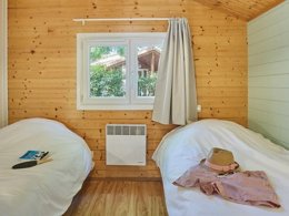 Camping Pas Cher vous présente avec son site Officiel campingpascher.fr, le Village vacances Odalys Référence Shangri-La classé 3 étoiles, situé sur la commune de Carnoux dans le département Bouches-du-rhône (Provence Alpes Côte D'azur) en France. Le village vacances Odalys Référence Shangri-La, vous présente un hébergement de type chalet de 35 m² et télévision. Le village vacances Odalys Référence Shangri-La vous propose du sam. 13 décembre au sam. 20 décembre 2025 avec un DÉPART DEMAIN pour 7 nuits à 329€. Cette location propose 37 dates différentes pour réserver votre séjour. Découvrez également les 2 autres gammes d'hébergements du village vacances. Les Avis clients pour le Village vacances Odalys Référence Shangri-La sont excellents avec une note moyenne de 8 sur 10. Piscine extérieure, Club enfants, Canoë-kayak, Centre équestre, Court de tennis, Golf, Terrain multisports,... En savoir plus : cliquez-ICI.
