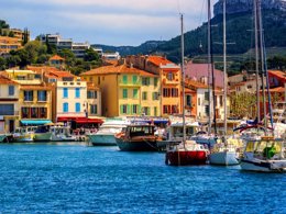 Camping Pas Cher vous présente avec son site Officiel campingpascher.fr, le Village vacances Odalys Référence Shangri-La classé 3 étoiles, situé sur la commune de Carnoux dans le département Bouches-du-rhône (Provence Alpes Côte D'azur) en France. Le village vacances Odalys Référence Shangri-La, vous présente un hébergement de type chalet de 48 m² pour 2 personnes et télévision. Le village vacances Odalys Référence Shangri-La vous propose du sam. 13 décembre au sam. 20 décembre 2025 avec un DÉPART DEMAIN pour 7 nuits à 379€. Cette location propose 34 dates différentes pour réserver votre séjour. Découvrez également les 2 autres gammes d'hébergements du village vacances. Les Avis clients pour le Village vacances Odalys Référence Shangri-La sont excellents avec une note moyenne de 8 sur 10. Piscine extérieure, Club enfants, Canoë-kayak, Centre équestre, Court de tennis, Golf, Terrain multisports,... En savoir plus : cliquez-ICI.