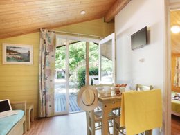 Camping Pas Cher vous présente avec son site Officiel campingpascher.fr, le Village vacances Odalys Référence Shangri-La classé 3 étoiles, situé sur la commune de Carnoux dans le département Bouches-du-rhône (Provence Alpes Côte D'azur) en France. Le village vacances Odalys Référence Shangri-La, vous présente un hébergement de type chalet de 35 m² et télévision. Le village vacances Odalys Référence Shangri-La vous propose du sam. 13 décembre au sam. 20 décembre 2025 avec un DÉPART DEMAIN pour 7 nuits à 329€. Cette location propose 37 dates différentes pour réserver votre séjour. Découvrez également les 2 autres gammes d'hébergements du village vacances. Les Avis clients pour le Village vacances Odalys Référence Shangri-La sont excellents avec une note moyenne de 8 sur 10. Piscine extérieure, Club enfants, Canoë-kayak, Centre équestre, Court de tennis, Golf, Terrain multisports,... En savoir plus : cliquez-ICI.