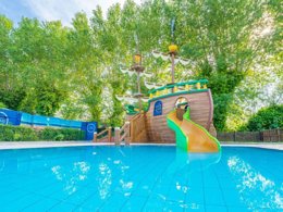 Camping Pas Cher vous présente avec son site Officiel campingpascher.fr, le Établissement Ca Savio, situé sur la commune de Cavallino-treporti dans le département Venise (Vénétie) en Italie. L'établissement Ca Savio vous propose un hébergement de type mobil-home. L'établissement vous propose 15 autres types d'hébergements. Découvrez tous nos séjours à petits prix dans la commune et aux alentours de Cavallino-treporti du département : Venise (Vénétie).... En savoir plus : cliquez-ICI.