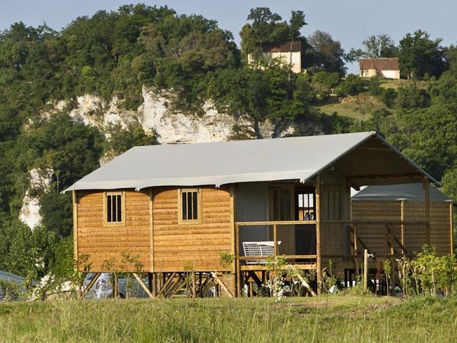 Camping Pas Cher vous présente avec son site Officiel campingpascher.fr, le Camping Le Rocher De La Cave classé 3 étoiles, situé sur la commune de Carsac Aillac dans le département Dordogne (Aquitaine) en France. Le camping Le Rocher De La Cave vous propose un hébergement de type tente en toile et bois de 39 m². L'établissement vous propose 13 autres types d'hébergements. Découvrez tous nos séjours à petits prix dans la commune et aux alentours de Carsac Aillac du département : Dordogne (Aquitaine). Les Avis clients pour le Camping Le Rocher De La Cave sont excellents avec une note moyenne de 8 sur 10. Piscine chauffée, Piscine extérieure, Animations familiales, Aire de jeux enfants, Canoë-kayak, Court de tennis, Parcours sportif, Ping-pong, Pétanque, Skatepark, Terrain de beach-volley, Terrain multisports, Trampoline, Bar, Dépôt de pain, Pizzeria, Plats à emporter, Restaurant, Épicerie,... En savoir plus : cliquez-ICI.