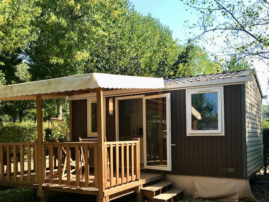 Camping Pas Cher vous présente avec son site Officiel campingpascher.fr, le Camping Le Rocher De La Cave classé 3 étoiles, situé sur la commune de Carsac Aillac dans le département Dordogne (Aquitaine) en France. Le camping Le Rocher De La Cave, vous présente un hébergement de type mobil-home de 27 m². Le camping Le Rocher De La Cave vous propose du sam. 29 août au sam. 05 septembre 2026 pour 7 nuits à 326.98€. Cette location propose 15 dates différentes pour réserver votre séjour. Découvrez également les 13 autres gammes d'hébergements du camping. Les Avis clients pour le Camping Le Rocher De La Cave sont excellents avec une note moyenne de 8 sur 10. Piscine chauffée, Piscine extérieure, Animations familiales, Aire de jeux enfants, Canoë-kayak, Court de tennis, Parcours sportif, Ping-pong, Pétanque, Skatepark, Terrain de beach-volley, Terrain multisports, Trampoline, Bar, Dépôt de pain, Pizzeria, Plats à emporter, Restaurant, Épicerie,... En savoir plus : cliquez-ICI.