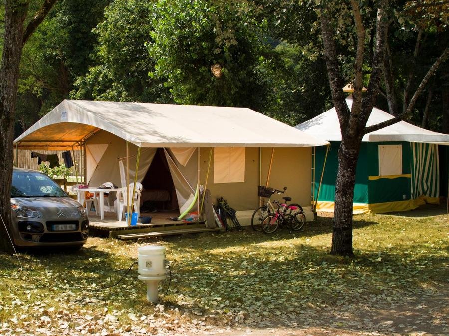 Camping Pas Cher vous présente avec son site Officiel campingpascher.fr, le Camping Le Rocher De La Cave classé 3 étoiles, situé sur la commune de Carsac Aillac dans le département Dordogne (Aquitaine) en France. Le camping Le Rocher De La Cave vous propose un hébergement de type tente de 32 m² pour 5 personnes. L'établissement vous propose 13 autres types d'hébergements. Découvrez tous nos séjours à petits prix dans la commune et aux alentours de Carsac Aillac du département : Dordogne (Aquitaine). Les Avis clients pour le Camping Le Rocher De La Cave sont excellents avec une note moyenne de 8 sur 10. Piscine chauffée, Piscine extérieure, Animations familiales, Aire de jeux enfants, Canoë-kayak, Court de tennis, Parcours sportif, Ping-pong, Pétanque, Skatepark, Terrain de beach-volley, Terrain multisports, Trampoline, Bar, Dépôt de pain, Pizzeria, Plats à emporter, Restaurant, Épicerie,... En savoir plus : cliquez-ICI.