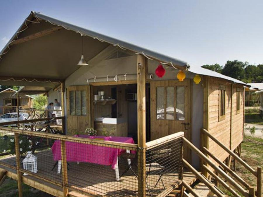 Camping Pas Cher vous présente avec son site Officiel campingpascher.fr, le Camping Le Rocher De La Cave classé 3 étoiles, situé sur la commune de Carsac Aillac dans le département Dordogne (Aquitaine) en France. Le camping Le Rocher De La Cave, vous présente un hébergement de type tente de 39 m². Le camping Le Rocher De La Cave vous propose du sam. 06 juin au sam. 13 juin 2026 avec un DÉPART DEMAIN pour 7 nuits à 504.99€. Cette location propose 37 dates différentes pour réserver votre séjour. Découvrez également les 13 autres gammes d'hébergements du camping. Les Avis clients pour le Camping Le Rocher De La Cave sont excellents avec une note moyenne de 8 sur 10. Piscine chauffée, Piscine extérieure, Animations familiales, Aire de jeux enfants, Canoë-kayak, Court de tennis, Parcours sportif, Ping-pong, Pétanque, Skatepark, Terrain de beach-volley, Terrain multisports, Trampoline, Bar, Dépôt de pain, Pizzeria, Plats à emporter, Restaurant, Épicerie,... En savoir plus : cliquez-ICI.