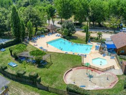 Camping Pas Cher vous présente avec son site Officiel campingpascher.fr, le Camping Le Rocher De La Cave classé 3 étoiles, situé sur la commune de Carsac Aillac dans le département Dordogne (Aquitaine) en France. Le camping Le Rocher De La Cave, vous présente un hébergement de type mobil-home de 27 m². Le camping Le Rocher De La Cave vous propose du sam. 29 août au sam. 05 septembre 2026 pour 7 nuits à 326.98€. Cette location propose 15 dates différentes pour réserver votre séjour. Découvrez également les 13 autres gammes d'hébergements du camping. Les Avis clients pour le Camping Le Rocher De La Cave sont excellents avec une note moyenne de 8 sur 10. Piscine chauffée, Piscine extérieure, Animations familiales, Aire de jeux enfants, Canoë-kayak, Court de tennis, Parcours sportif, Ping-pong, Pétanque, Skatepark, Terrain de beach-volley, Terrain multisports, Trampoline, Bar, Dépôt de pain, Pizzeria, Plats à emporter, Restaurant, Épicerie,... En savoir plus : cliquez-ICI.
