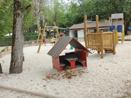 Camping Pas Cher vous présente avec son site Officiel campingpascher.fr, le Camping Le Rocher De La Cave classé 3 étoiles, situé sur la commune de Carsac Aillac dans le département Dordogne (Aquitaine) en France. Le camping Le Rocher De La Cave vous propose un hébergement de type tente en toile et bois de 38 m² pour 1 personne. L'établissement vous propose 13 autres types d'hébergements. Découvrez tous nos séjours à petits prix dans la commune et aux alentours de Carsac Aillac du département : Dordogne (Aquitaine). Les Avis clients pour le Camping Le Rocher De La Cave sont excellents avec une note moyenne de 8 sur 10. Piscine chauffée, Piscine extérieure, Animations familiales, Aire de jeux enfants, Canoë-kayak, Court de tennis, Parcours sportif, Ping-pong, Pétanque, Skatepark, Terrain de beach-volley, Terrain multisports, Trampoline, Bar, Dépôt de pain, Pizzeria, Plats à emporter, Restaurant, Épicerie,... En savoir plus : cliquez-ICI.