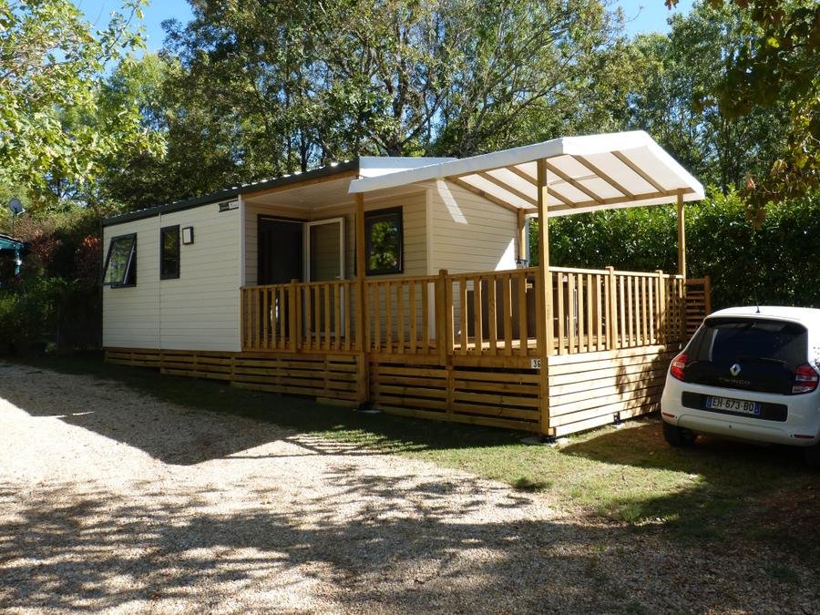 Camping Pas Cher vous présente avec son site Officiel campingpascher.fr, le Camping Le Clos De La Lère classé 3 étoiles, situé sur la commune de Cayriech dans le département Tarn-et-garonne (Midi Pyrénées) en France. Le camping Le Clos De La Lère, vous présente un hébergement de type mobil-home de 26 m² pour 4 personnes avec climatisation et télévision. Le camping Le Clos De La Lère vous propose du mardi 01 septembre au mardi 08 septembre 2026, en promotion à -12% pour 7 nuits à 448,50 € au lieu de 513,5 € soit une Économie de 65 €. Cette location propose 74 dates différentes pour réserver votre séjour. Découvrez également les 8 autres gammes d'hébergements du camping. Les Avis clients pour le Camping Le Clos De La Lère sont de 7 sur 10. Piscine chauffée, Piscine extérieure, Animations familiales, Aire de jeux enfants, Canoë-kayak, Centre équestre, Court de tennis, Ping-pong, Pétanque, Randonnée, Terrain multisports, Dépôt de pain, Supermarché, Épicerie,... En savoir plus : cliquez-ICI.